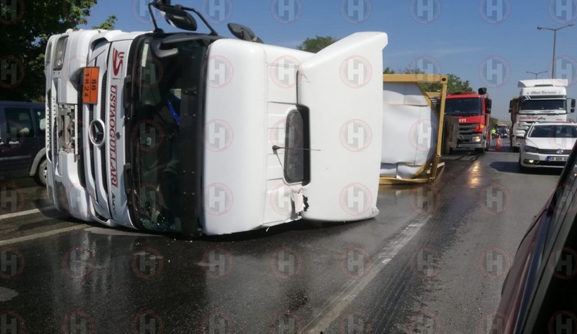 Kimyasal yüklü tanker devrildi