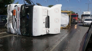 Kimyasal yüklü tanker devrildi