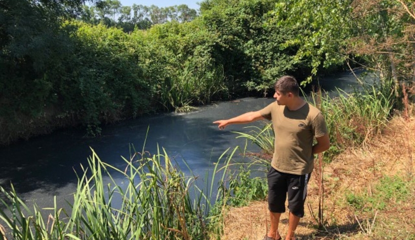 Kirliliğe gül suyu dökerek tepki gösterdiler