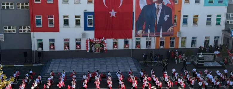 Kırmızı-beyazla ders başı: Öğrenciler bayrak ruhu ile okullarda