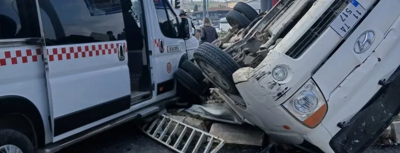 Kırmızı ışık ihlali kaza ile sonuçlandı: 9 yaralı