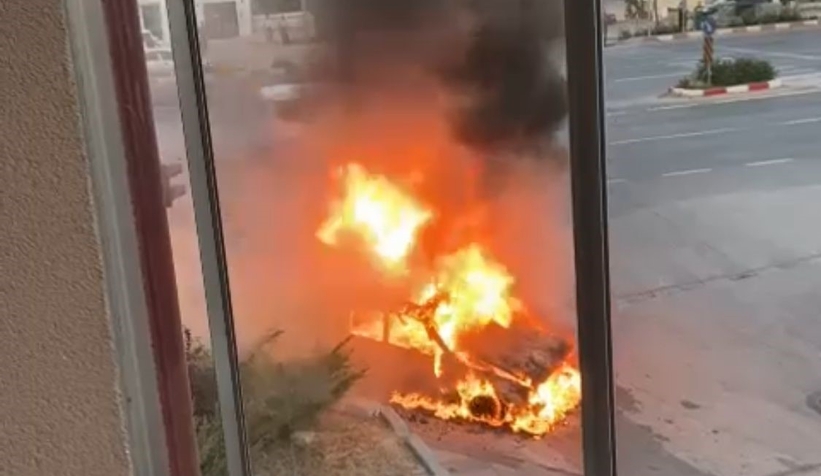 Kırmızı ışıkta bekleyen otomobil alev alev yandı