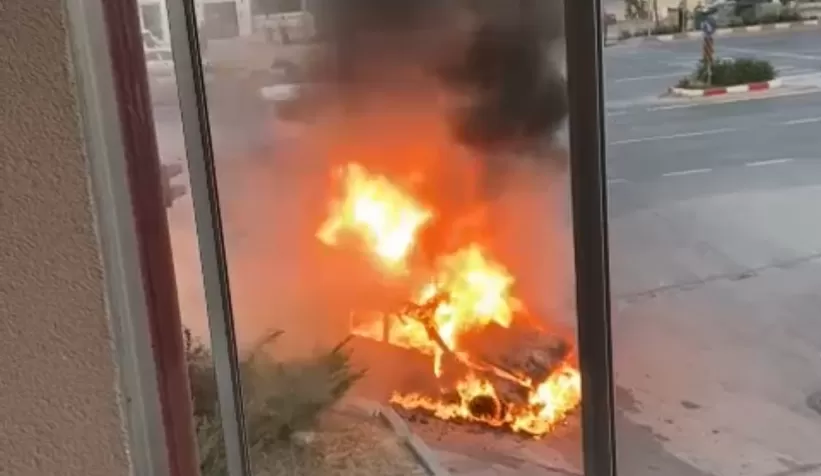 Kırmızı ışıkta bekleyen otomobil alev alev yandı