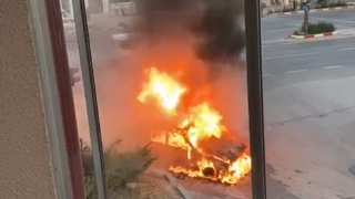 Kırmızı ışıkta bekleyen otomobil alev alev yandı