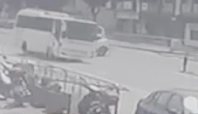 Kırmızı ışıkta geçen otobüse jip çarptı: 8 yaralı; Kaza kamerada