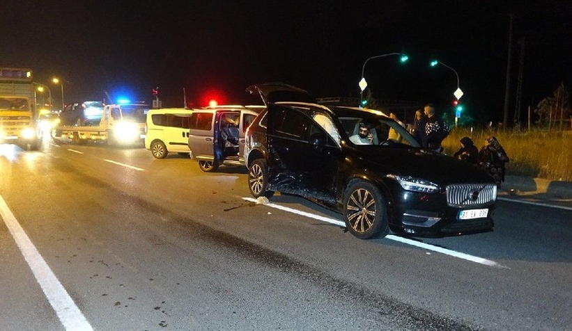 Kırmızı ışıkta geçen otomobil cipe çarptı: 4 yaralı 