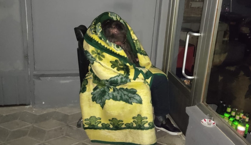 Kış günü sokakta kalan engelliye devlet sahip çıktı