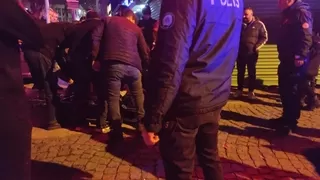 Kız arkadaşıyla yürürken bıçaklandı