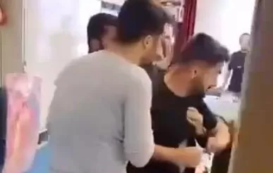 Kızıyla kavga eden 1. sınıf öğrencisini bulmak için sınıf bastı