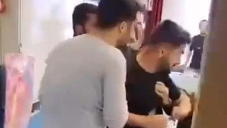 Kızıyla kavga eden 1. sınıf öğrencisini bulmak için sınıf bastı