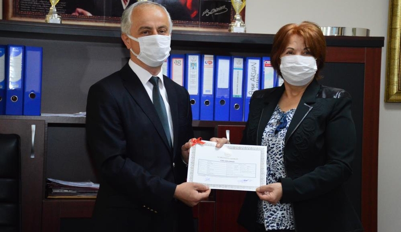 Kızıyla üniversite okuyabilmek lise diploması aldı