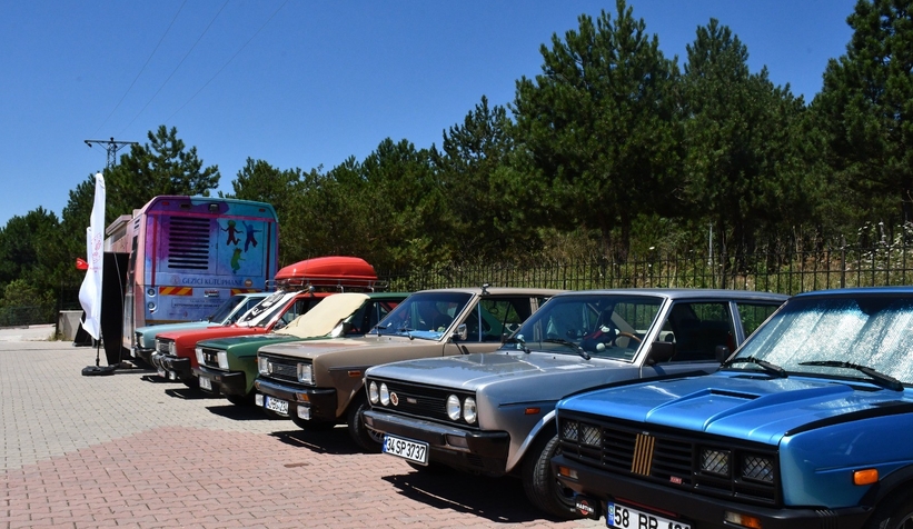 Klasik otomobil tutkunları Bilecik'te buluştu