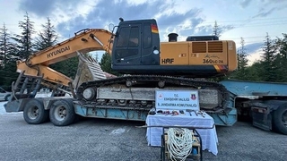 Koca kepçeyle define ararken yakalandılar