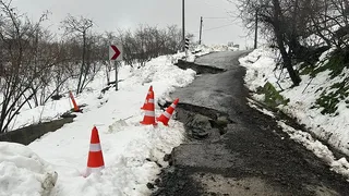 Kocaali'de iki mahalleyi birbirine bağlayan yolda heyelan