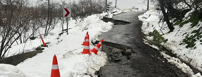 Kocaali'de iki mahalleyi birbirine bağlayan yolda heyelan