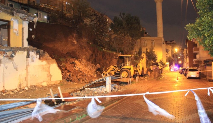 Kocaeli'de istinat duvarı yıkıldı, 2 ev boşaltıldı