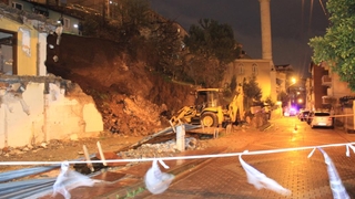 Kocaeli'de istinat duvarı yıkıldı, 2 ev boşaltıldı