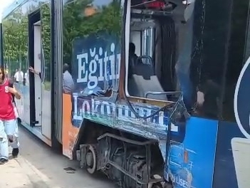 Kocaeli'de tramvaylar çarpıştı