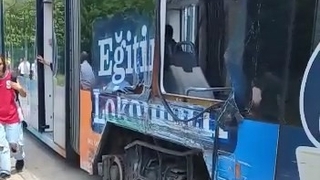 Kocaeli'de tramvaylar çarpıştı