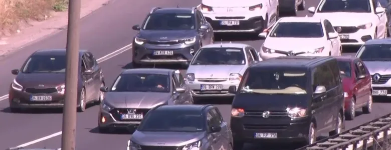Kocaeli TEM Otoyolu’nda kilometrelerce araç kuyruğu oluştu