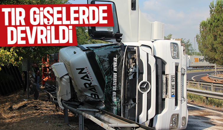 Kocaeli’den geliyordu! Akyazı gişelerinde devrildi