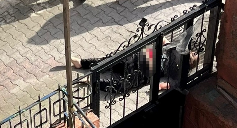 Kocası sırtından bıçaklayıp öldürdü