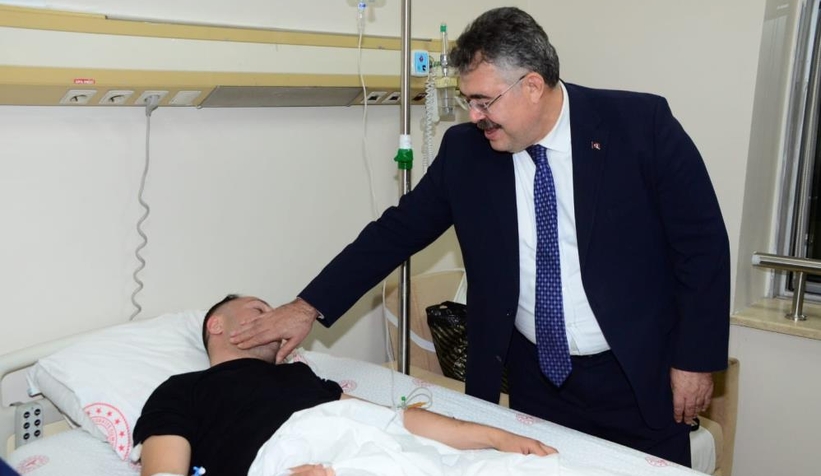 Komiser kaza kurşunuyla yaralandı