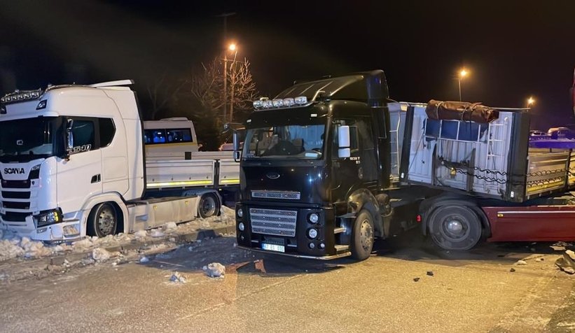 Komşuda 25 araç birbirine girdi