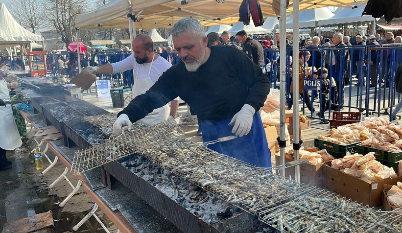 Komşuda 4 ton hamsi dağıtıldı