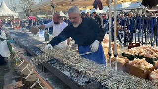 Komşuda 4 ton hamsi dağıtıldı