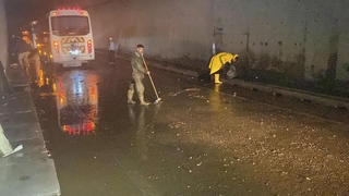 Komşuda cadde ve sokaklar sular altında kaldı