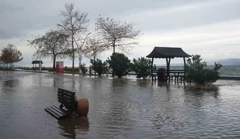 Komşuda deniz taştı