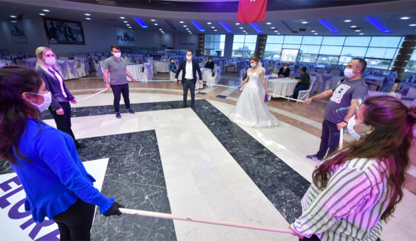 Komşuda düğünler yasaklandı!