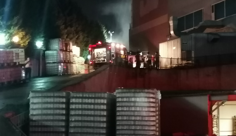 Komşuda fabrika yangını, 4 kişi dumandan etkilendi