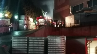 Komşuda fabrika yangını, 4 kişi dumandan etkilendi