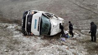 Komşuda işçi servisi devrildi: 6 yaralı