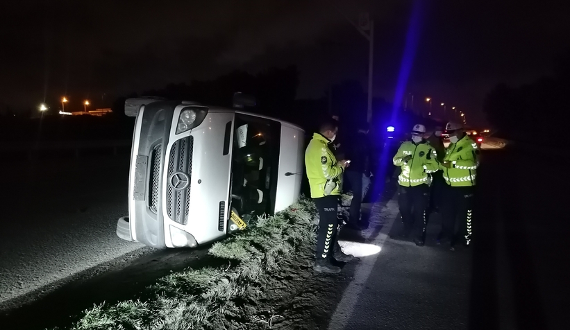 Komşuda işçi servisi devrildi; 6 yaralı