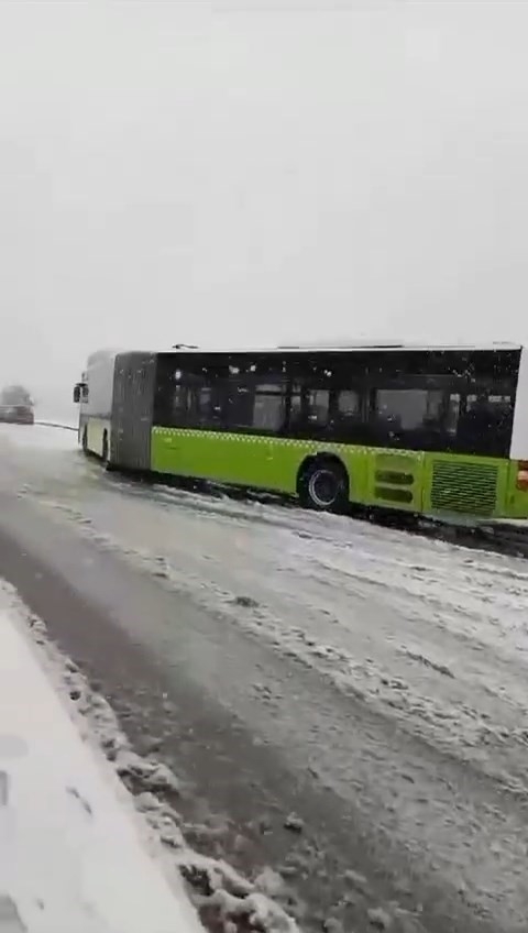 Komşuda karda araçlar yolda kalınca gençler sınava yetişemedi