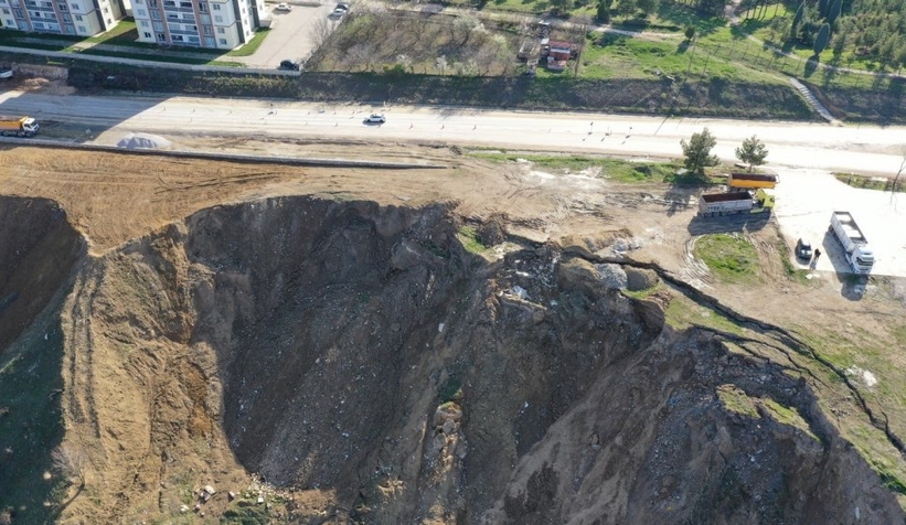 Komşuda korkutan heyelan