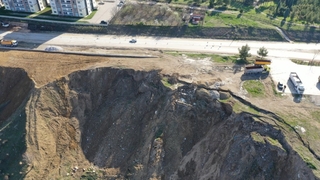 Komşuda korkutan heyelan