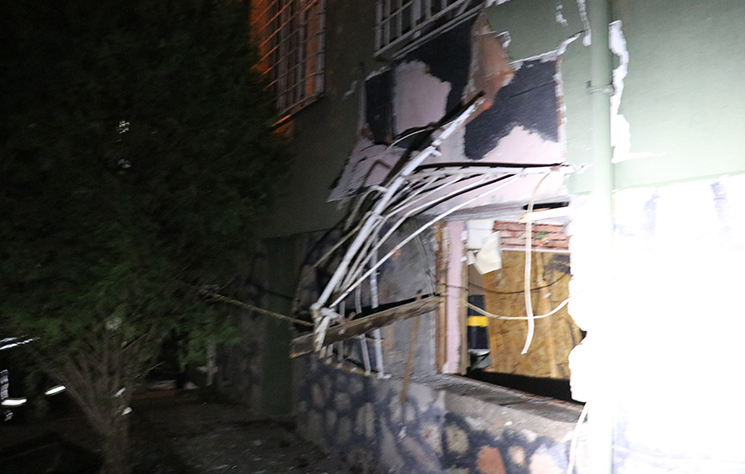 Komşuda mutfak tüpü patladı: 2 yaralı