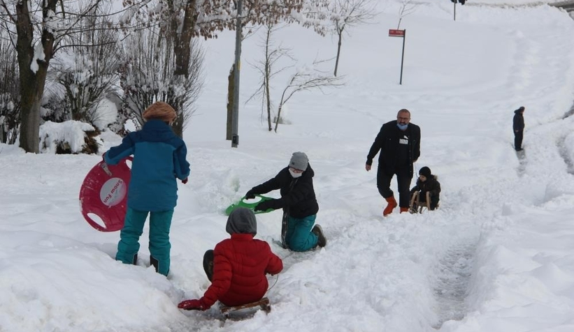 Komşuda okullar kar nedeniyle tatil edildi