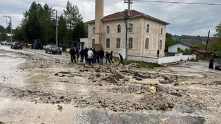 Komşuda sel: Çöken ağıldaki 15 hayvan telef oldu