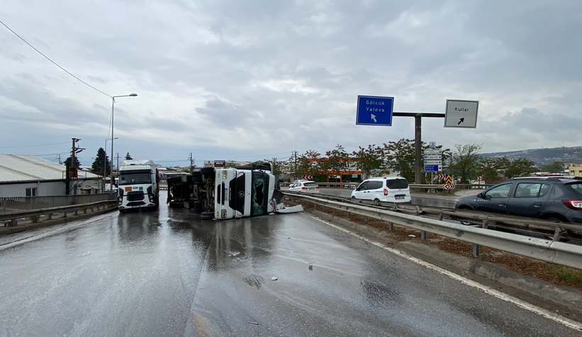 Komşuda tır devrildi