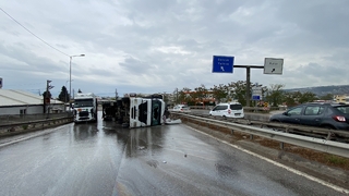 Komşuda tır devrildi