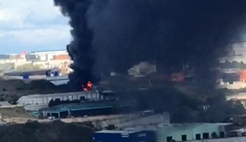 Komşuda yangın; Siyah duman kapladı