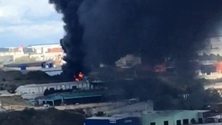 Komşuda yangın; Siyah duman kapladı