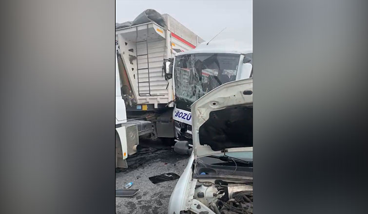 Komşuda zincirleme kaza: 11 yaralı