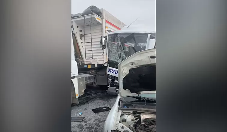 Komşuda zincirleme kaza: 11 yaralı