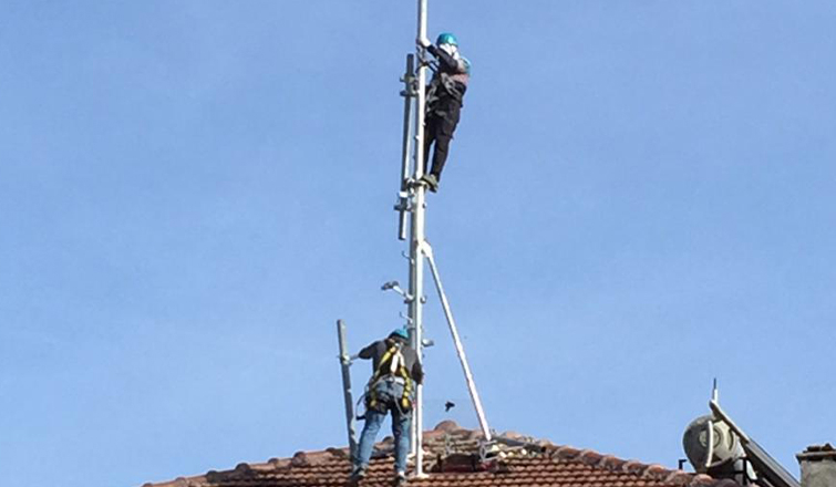 Komşuları hiçe saydı damına baz istasyonu kurdurdu